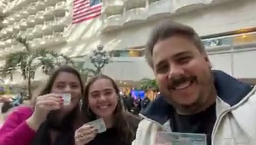 Família cliente da SOS Direito gravando agradecimento em vídeo