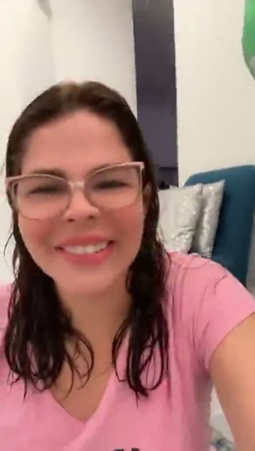 Cliente da SOS Direito comemorando em casa a aprovação do processo