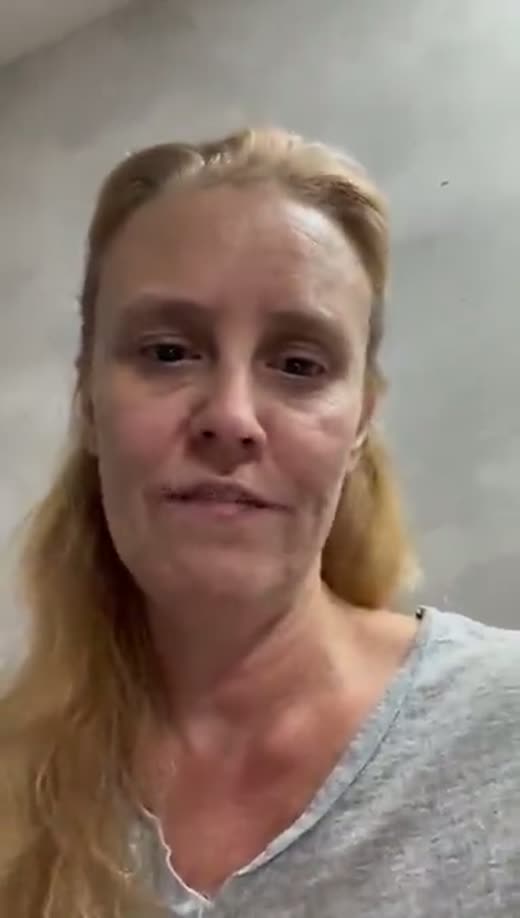 Ana, cliente da SOS Direito, gravando seu depoimento