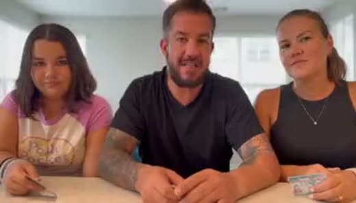 Família cliente da SOS Direito reunida à mesa gravando depoimento