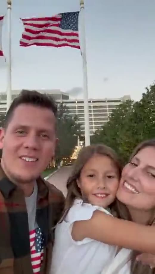 Casal cliente da SOS Direito gravando depoimento em casa