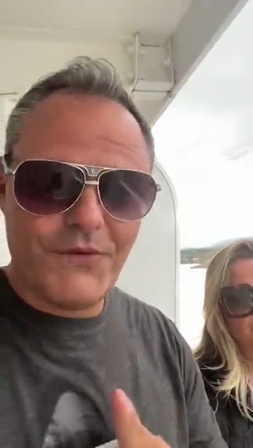 Casal cliente da SOS Direito gravando depoimento ao ar livre
