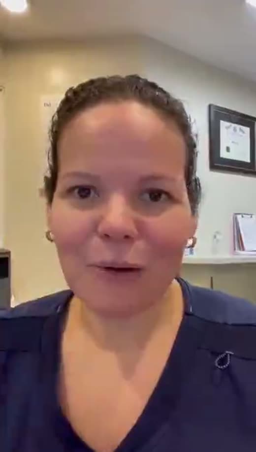 Raquel, cliente da SOS Direito, gravando seu depoimento