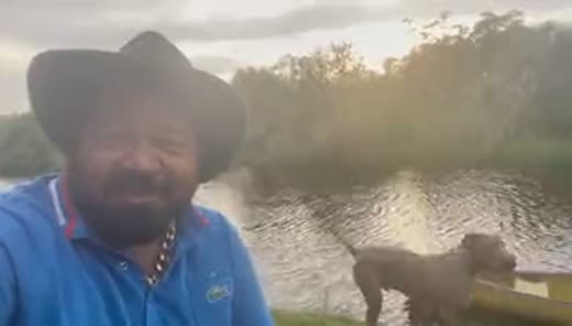 Cliente da SOS Direito gravando depoimento à beira de um lago