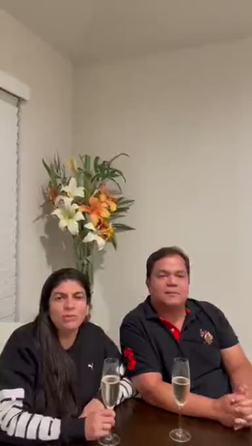 Casal cliente da SOS Direito brindando a aprovação do processo