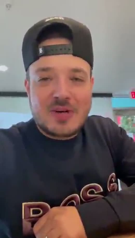 Cliente da SOS Direito gravando agradecimento em vídeo