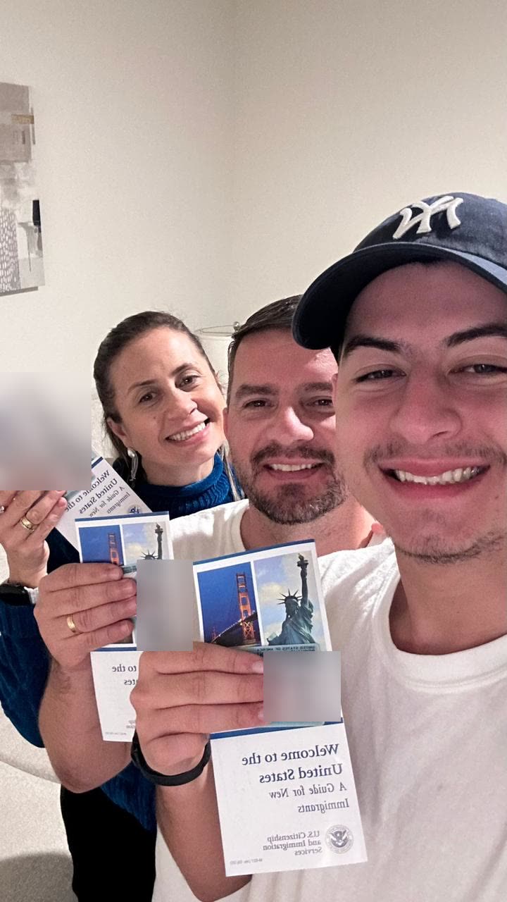 Três clientes da SOS Direito com os guias de boas-vindas da imigração americana