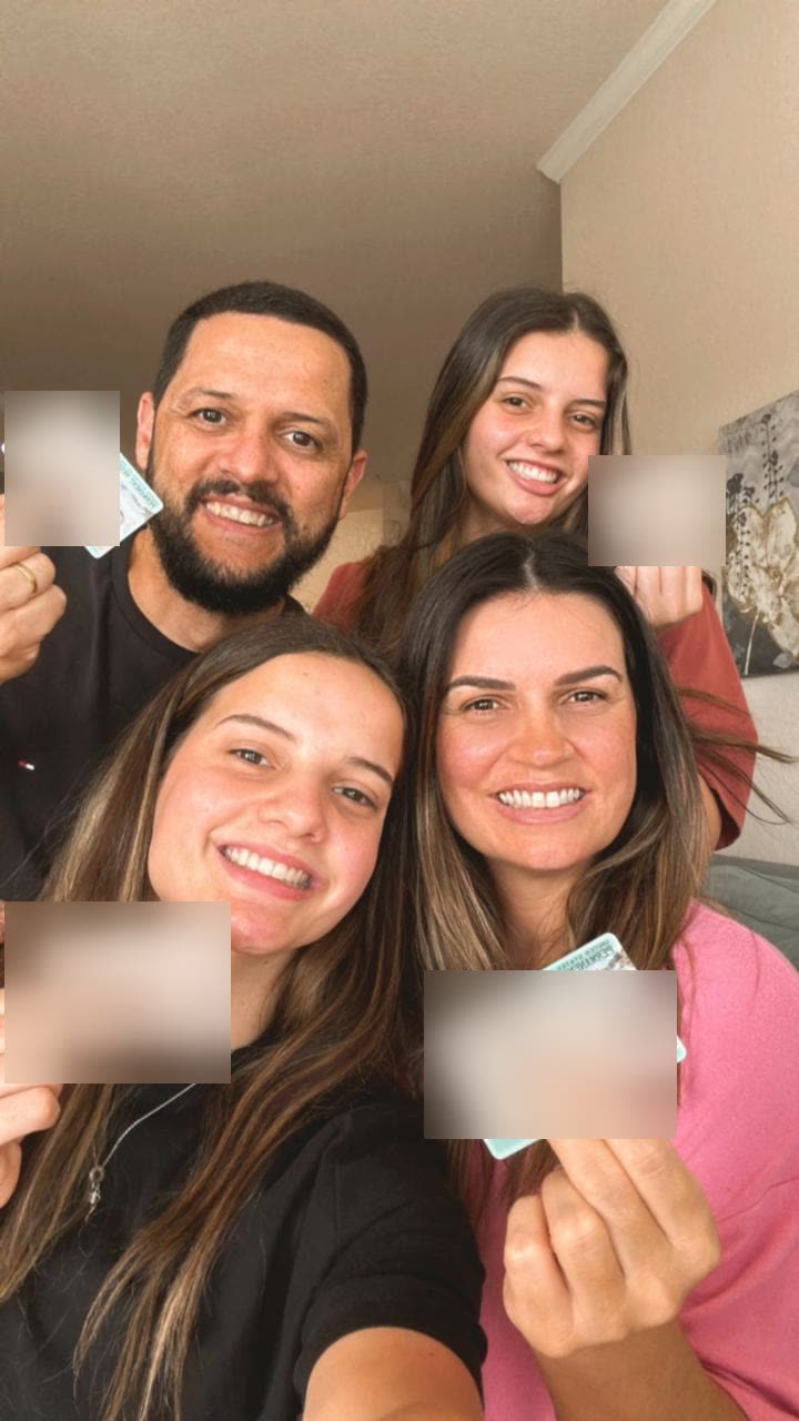 Quatro familiares clientes da SOS Direito comemorando a residência em casa