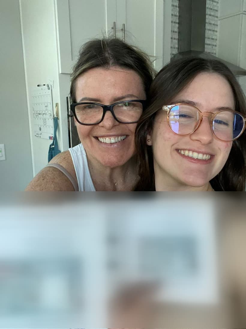 Mãe e filha clientes da SOS Direito com as cartas oficiais da imigração