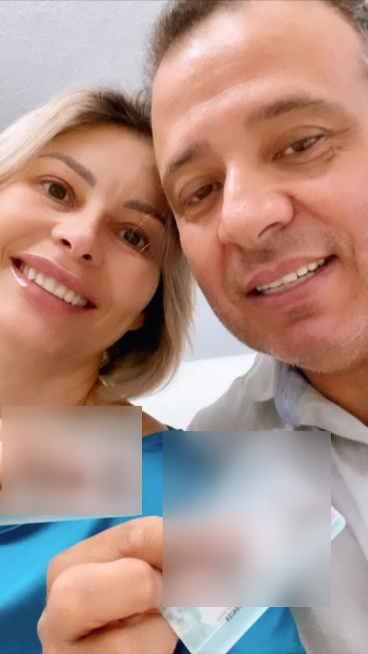 Casal cliente da SOS Direito comemorando a residência permanente